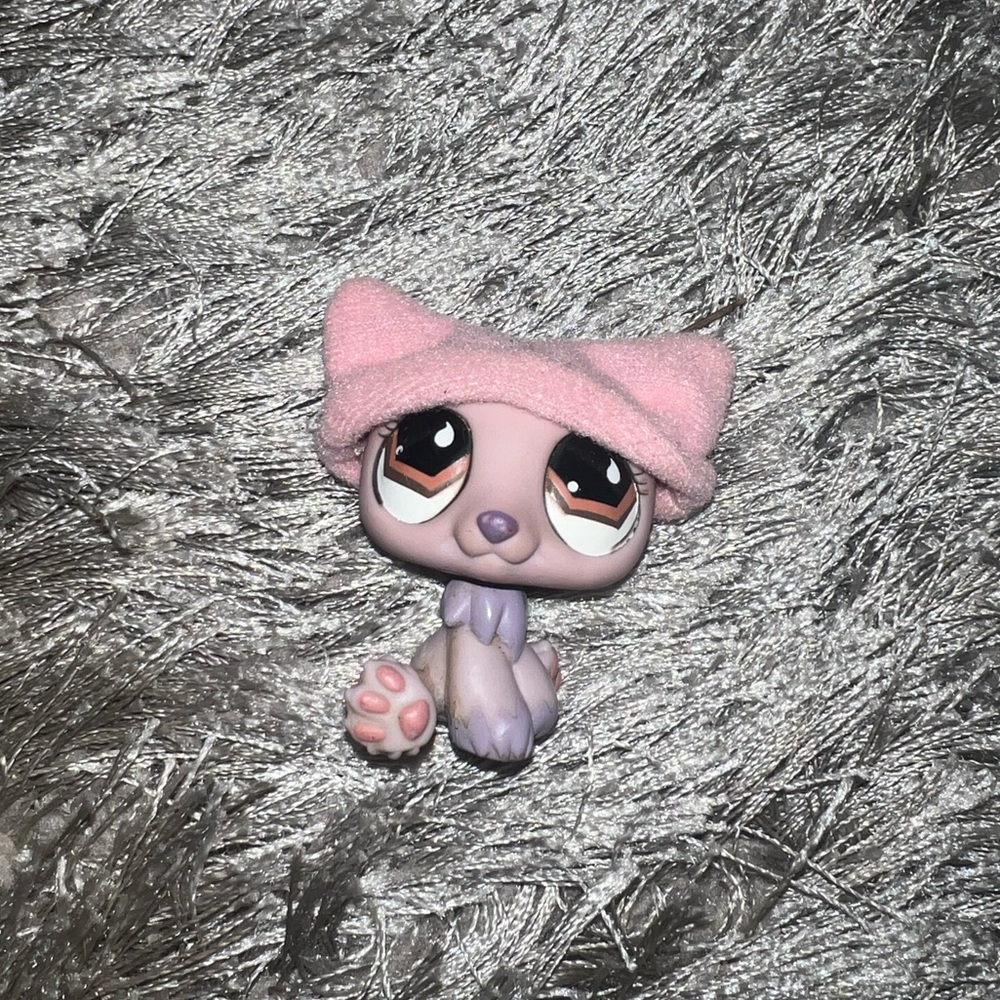 LPS authentic polar bear #677 in great condition with original hat !! 💗